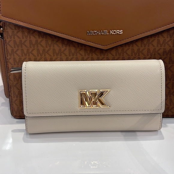 Michael Kors Mimi Large Saffiano Leather Bi-Fold Continental Wallet
Light Sand - Picture 2 of 16